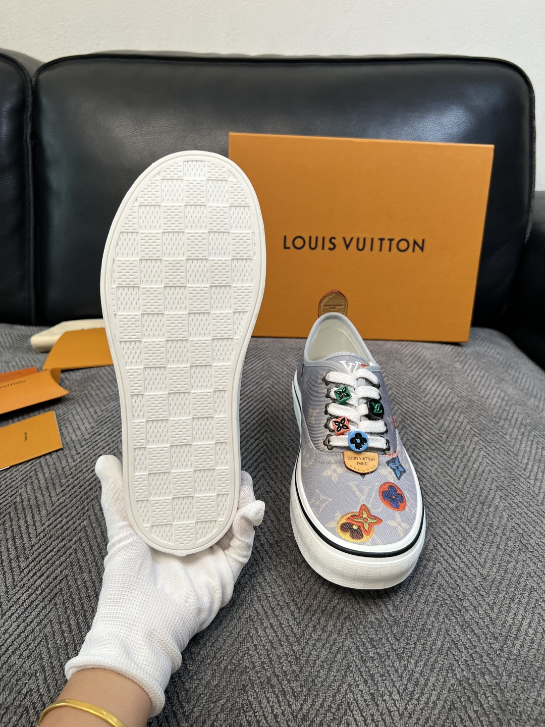 Lv  顶级代购  路易威登 专柜同步，意大利进口面料，进口水染牛皮内里，鞋底：原厂特供原版底，原厂跟单货，码数 39-