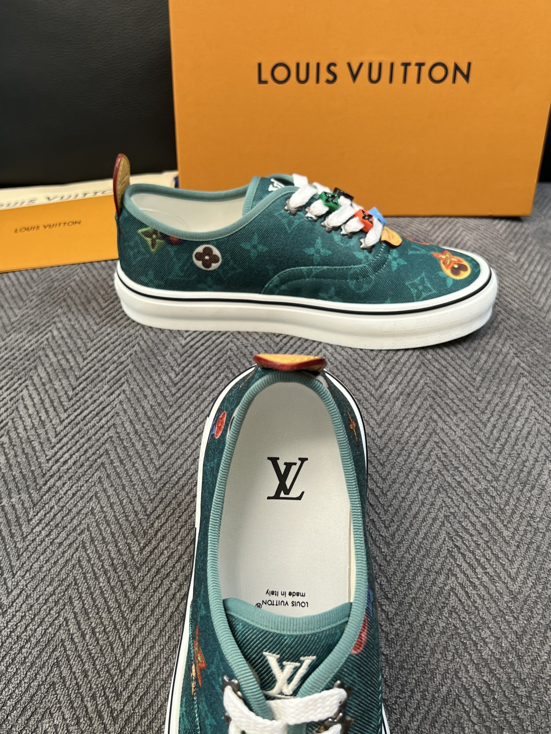 Lv  顶级代购  路易威登 专柜同步，意大利进口面料，进口水染牛皮内里，鞋底：原厂特供原版底，原厂跟单货，码数 39-
