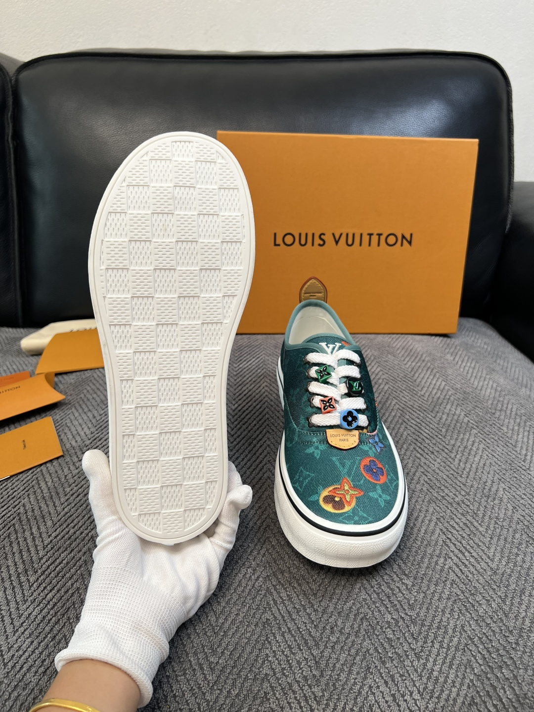 Lv  顶级代购  路易威登 专柜同步，意大利进口面料，进口水染牛皮内里，鞋底：原厂特供原版底，原厂跟单货，码数 39-