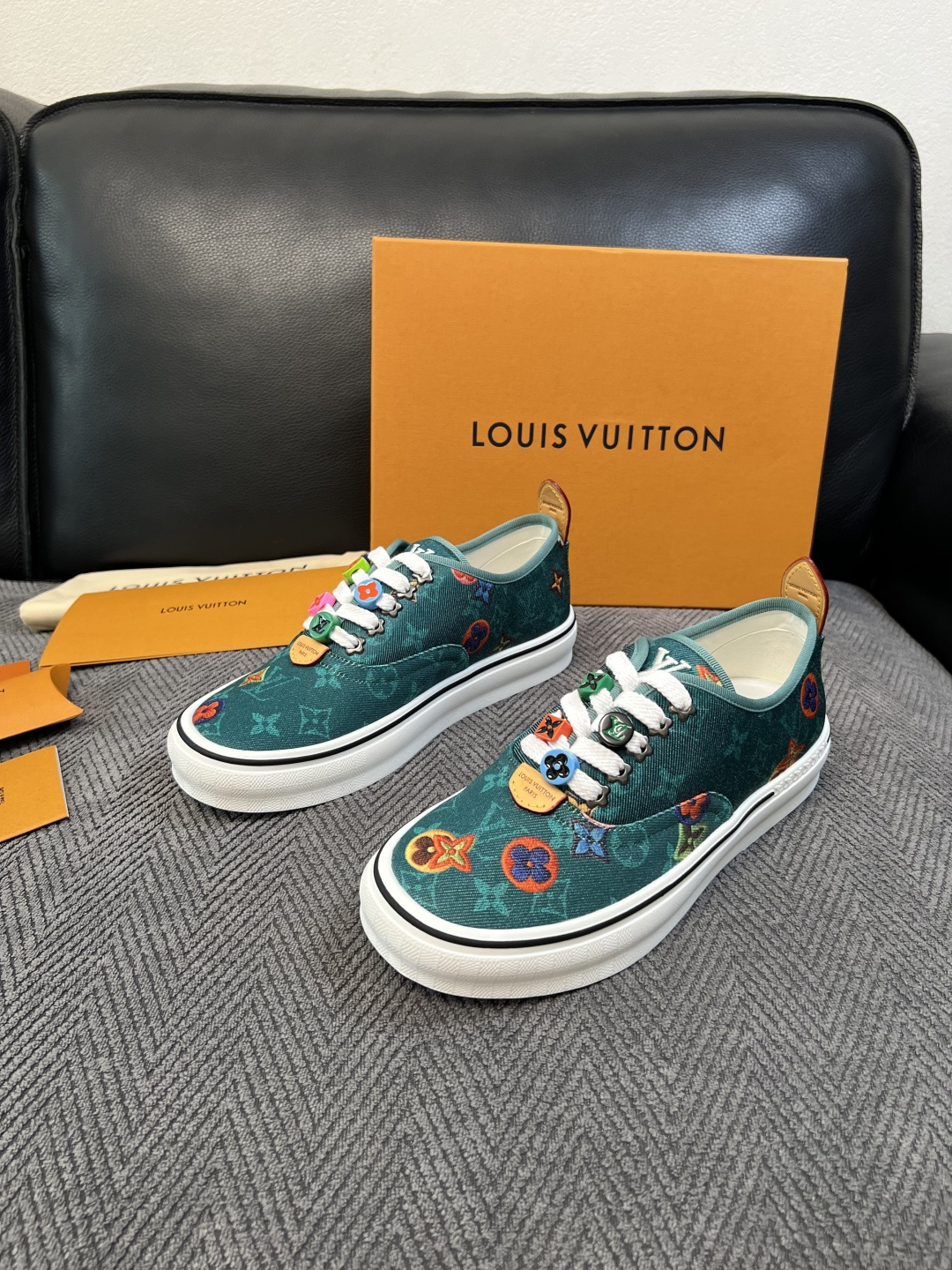 Lv  顶级代购  路易威登 专柜同步，意大利进口面料，进口水染牛皮内里，鞋底：原厂特供原版底，原厂跟单货，码数 39-