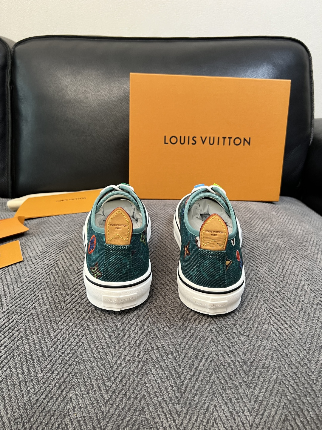 Lv  顶级代购  路易威登 专柜同步，意大利进口面料，进口水染牛皮内里，鞋底：原厂特供原版底，原厂跟单货，码数 39-