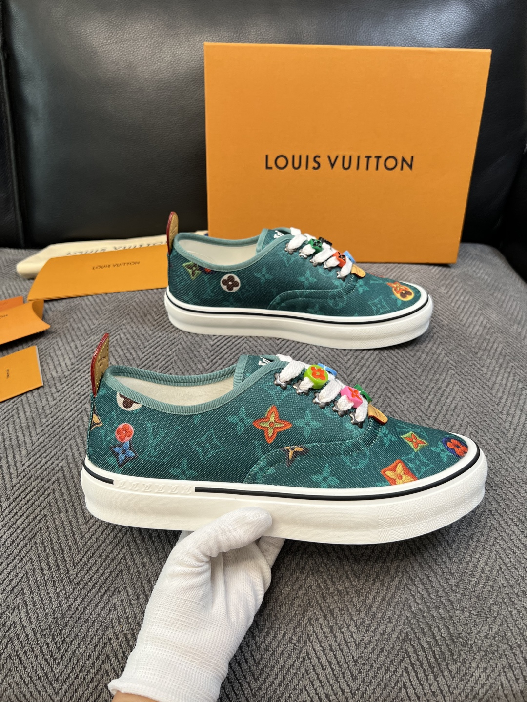 Lv  顶级代购  路易威登 专柜同步，意大利进口面料，进口水染牛皮内里，鞋底：原厂特供原版底，原厂跟单货，码数 39-