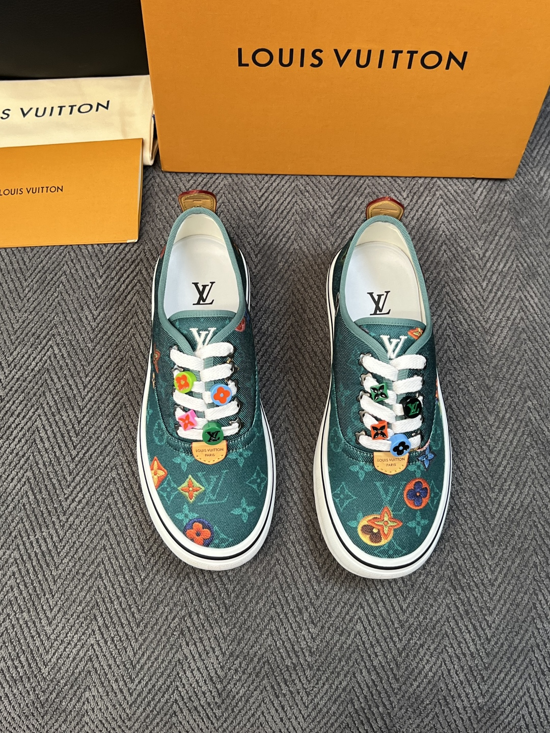 Lv  顶级代购  路易威登 专柜同步，意大利进口面料，进口水染牛皮内里，鞋底：原厂特供原版底，原厂跟单货，码数 39-