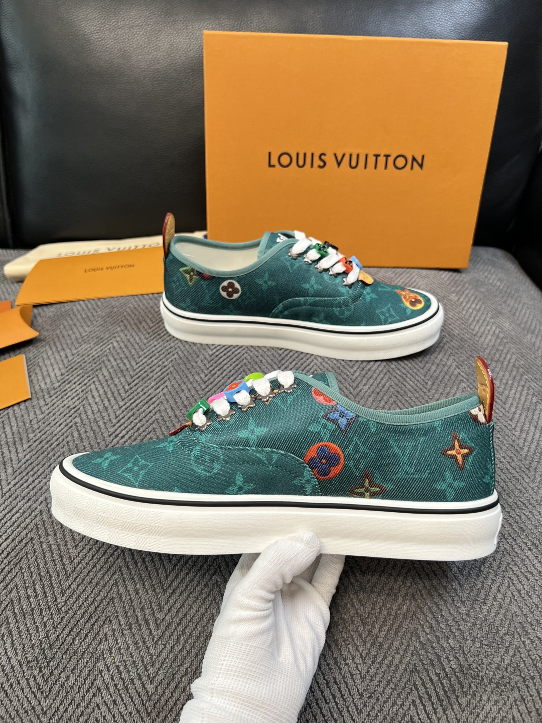 Lv  顶级代购  路易威登 专柜同步，意大利进口面料，进口水染牛皮内里，鞋底：原厂特供原版底，原厂跟单货，码数 39-