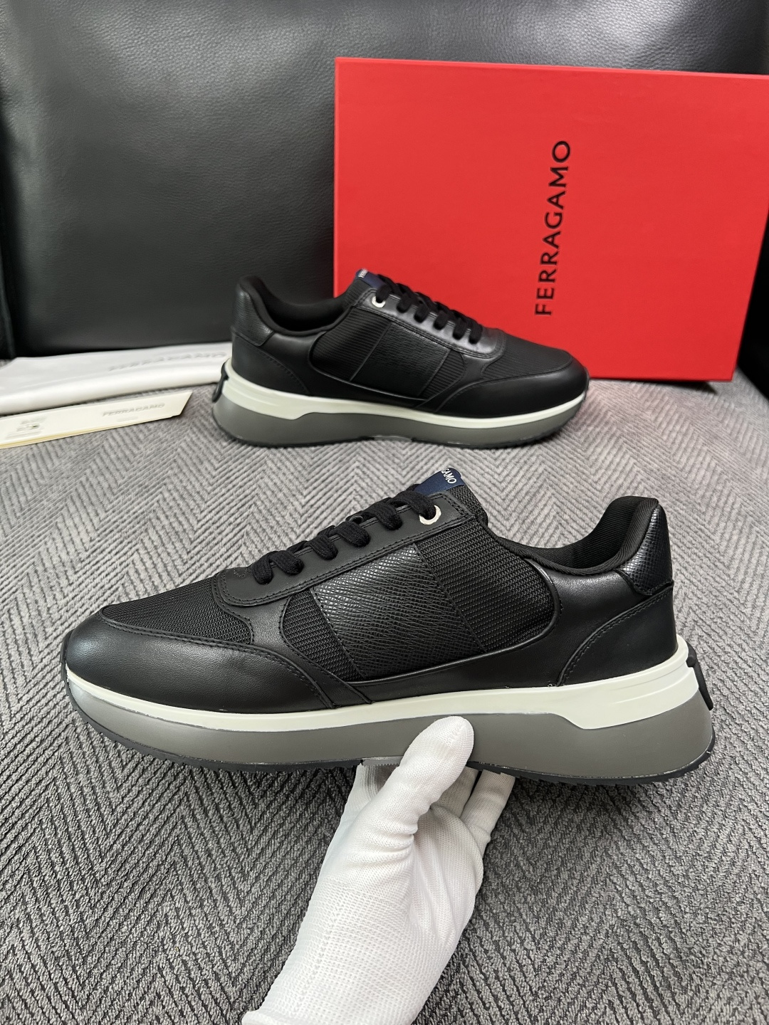 Ferragamo  高品质  顶级工艺品  菲拉格慕   专柜同步发售原厂配置，意大利进口原版牛皮，进口水染牛里 ，鞋