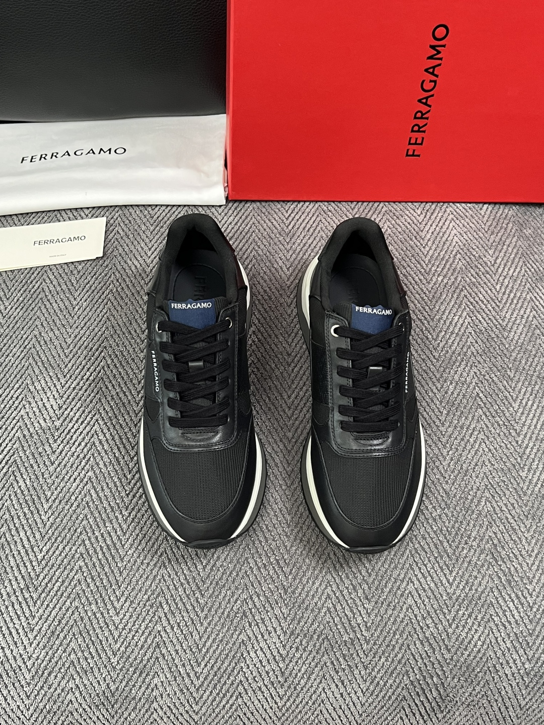 Ferragamo  高品质  顶级工艺品  菲拉格慕   专柜同步发售原厂配置，意大利进口原版牛皮，进口水染牛里 ，鞋