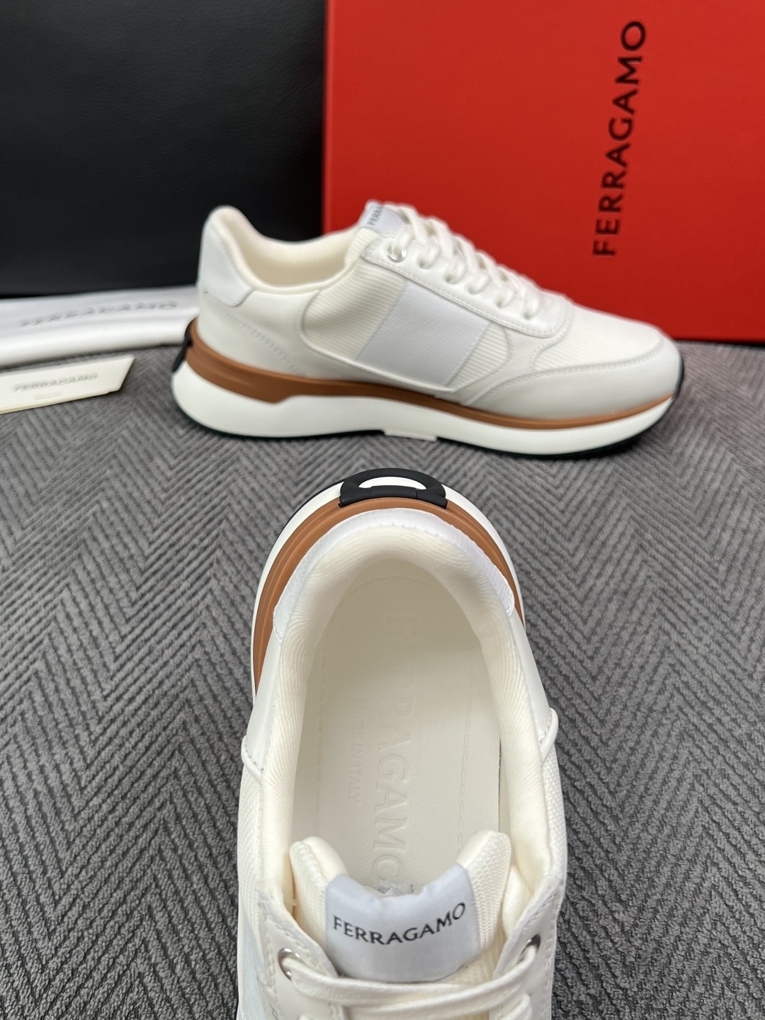 Ferragamo  高品质  顶级工艺品  菲拉格慕   专柜同步发售原厂配置，意大利进口原版牛皮，进口水染牛里 ，鞋