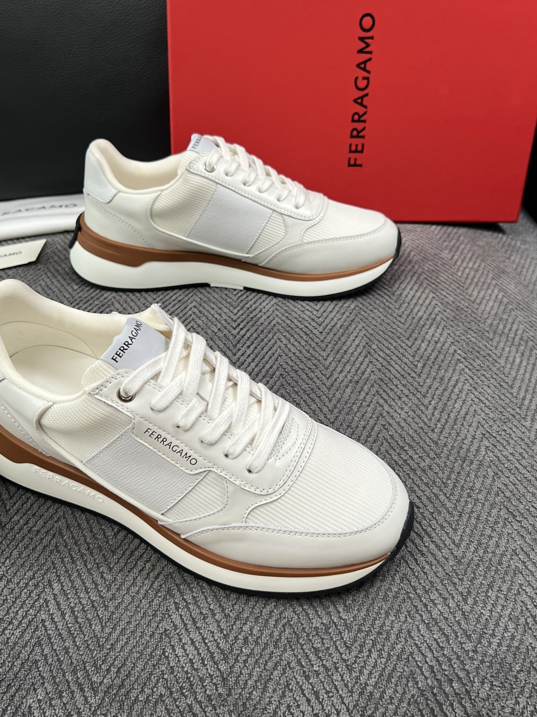 Ferragamo  高品质  顶级工艺品  菲拉格慕   专柜同步发售原厂配置，意大利进口原版牛皮，进口水染牛里 ，鞋