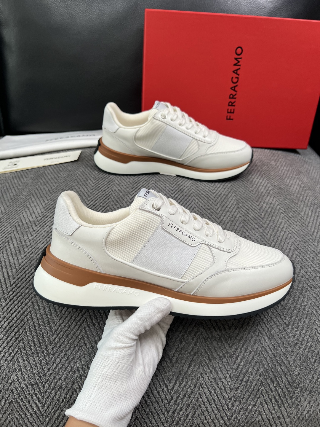 Ferragamo  高品质  顶级工艺品  菲拉格慕   专柜同步发售原厂配置，意大利进口原版牛皮，进口水染牛里 ，鞋