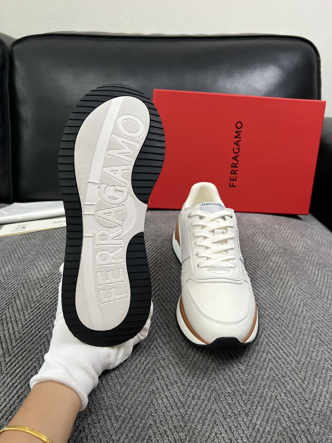 Ferragamo  高品质  顶级工艺品  菲拉格慕   专柜同步发售原厂配置，意大利进口原版牛皮，进口水染牛里 ，鞋