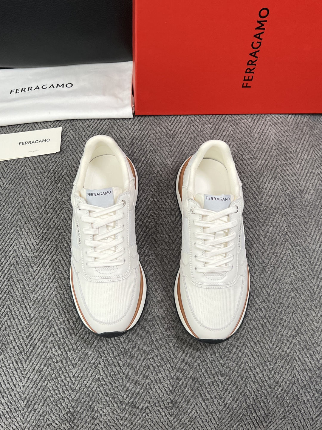 Ferragamo  高品质  顶级工艺品  菲拉格慕   专柜同步发售原厂配置，意大利进口原版牛皮，进口水染牛里 ，鞋