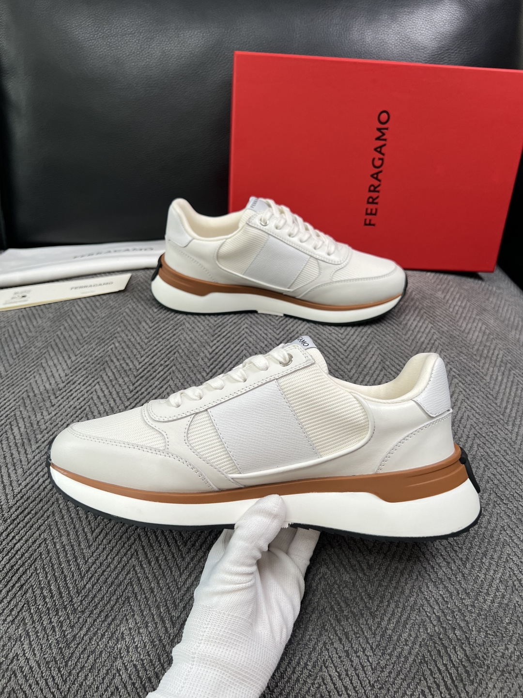 Ferragamo  高品质  顶级工艺品  菲拉格慕   专柜同步发售原厂配置，意大利进口原版牛皮，进口水染牛里 ，鞋