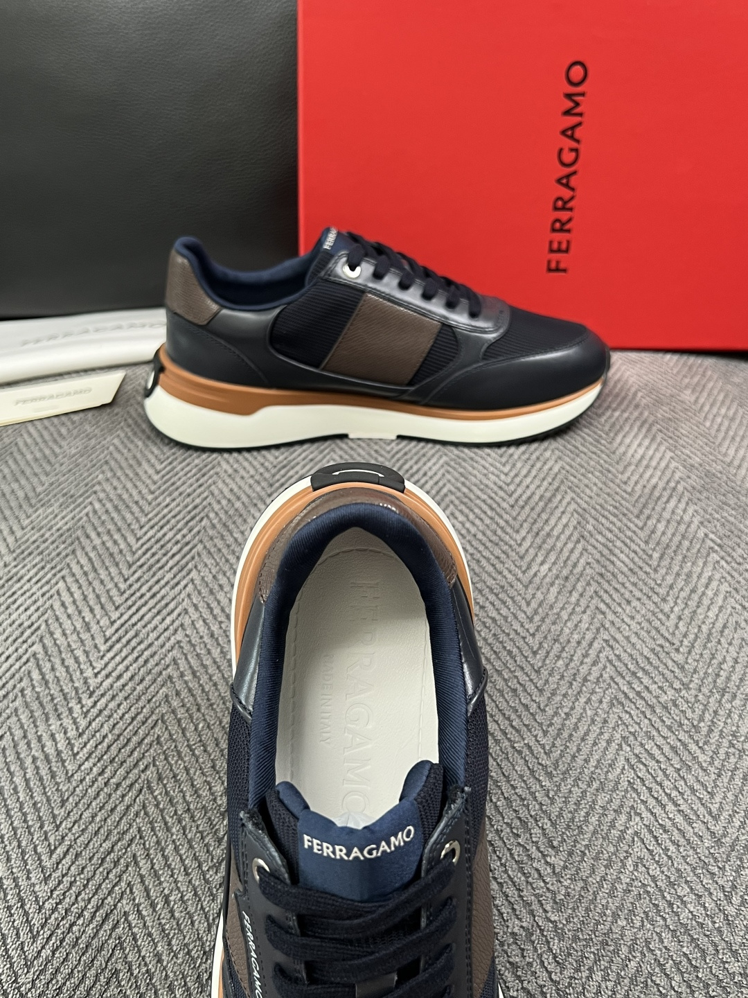 Ferragamo  高品质  顶级工艺品  菲拉格慕   专柜同步发售原厂配置，意大利进口原版牛皮，进口水染牛里 ，鞋