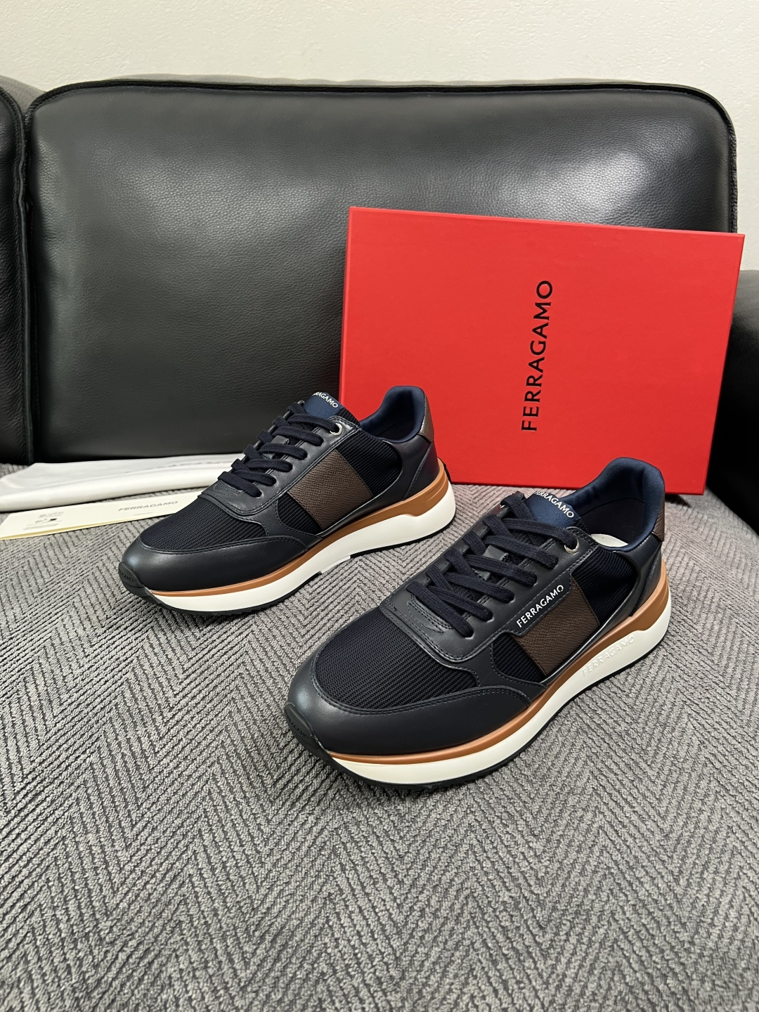Ferragamo  高品质  顶级工艺品  菲拉格慕   专柜同步发售原厂配置，意大利进口原版牛皮，进口水染牛里 ，鞋