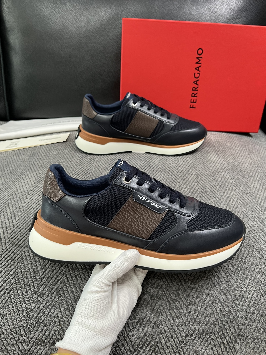 Ferragamo  高品质  顶级工艺品  菲拉格慕   专柜同步发售原厂配置，意大利进口原版牛皮，进口水染牛里 ，鞋