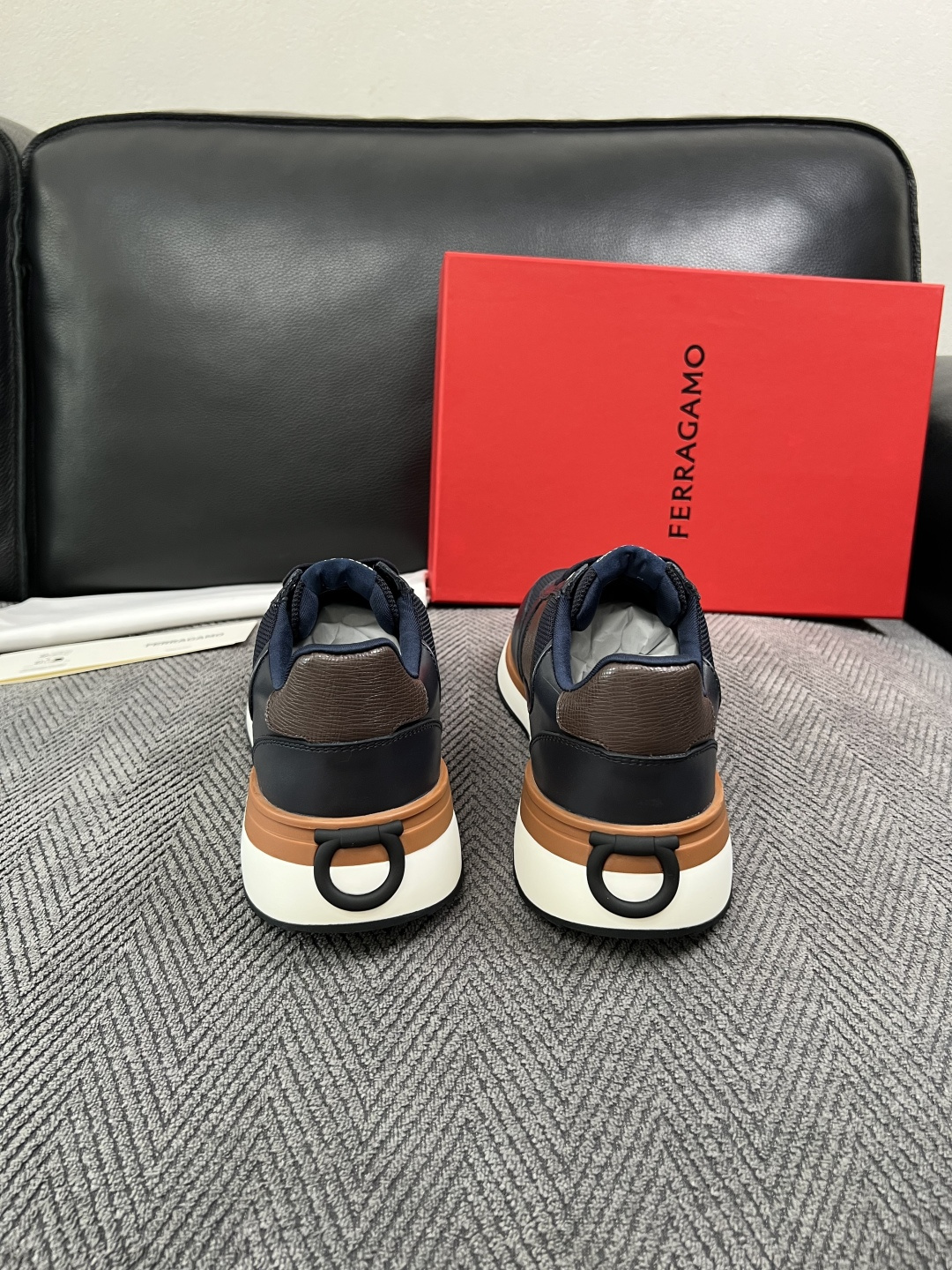 Ferragamo  高品质  顶级工艺品  菲拉格慕   专柜同步发售原厂配置，意大利进口原版牛皮，进口水染牛里 ，鞋