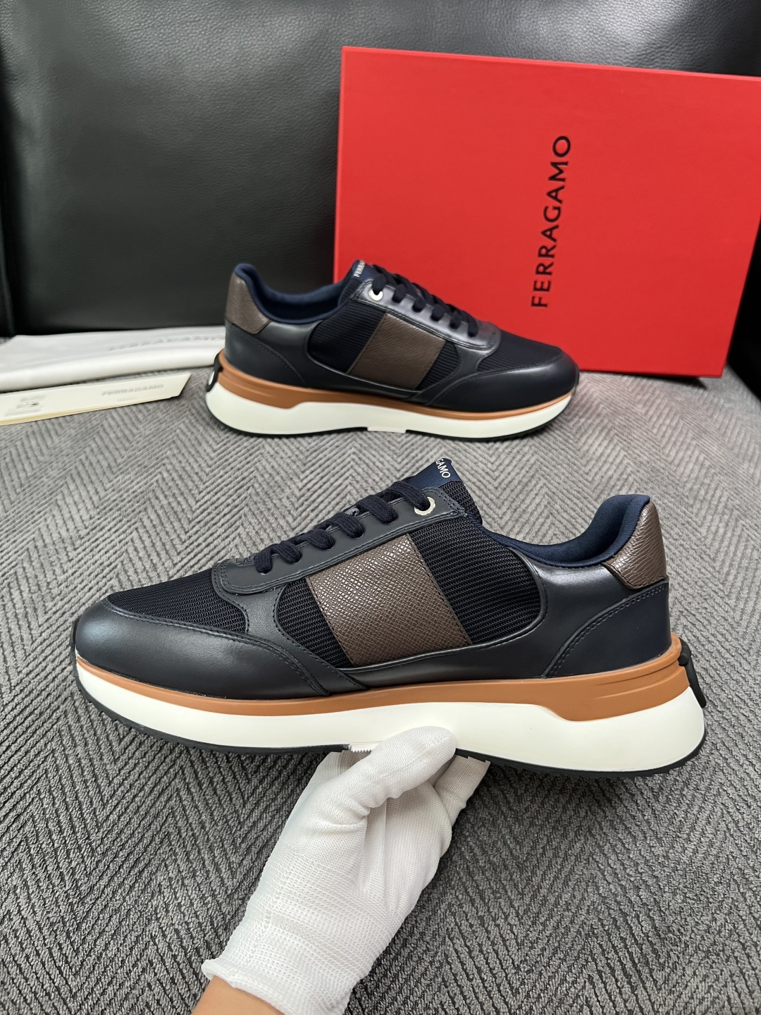 Ferragamo  高品质  顶级工艺品  菲拉格慕   专柜同步发售原厂配置，意大利进口原版牛皮，进口水染牛里 ，鞋