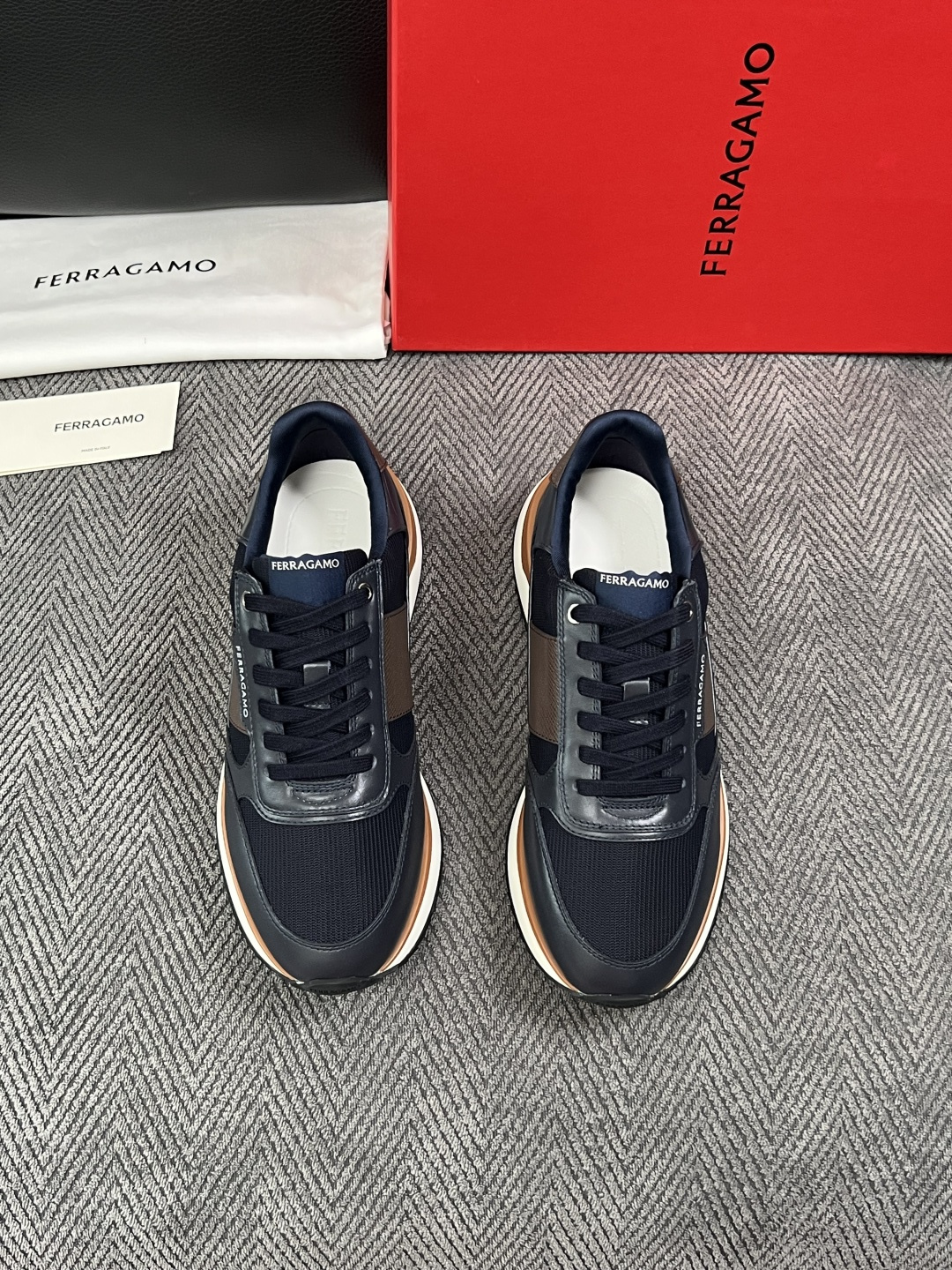 Ferragamo  高品质  顶级工艺品  菲拉格慕   专柜同步发售原厂配置，意大利进口原版牛皮，进口水染牛里 ，鞋