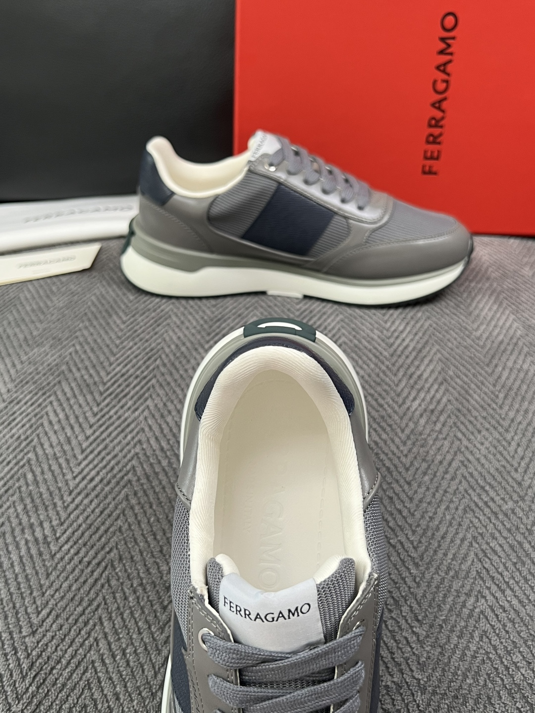 Ferragamo  高品质  顶级工艺品  菲拉格慕   专柜同步发售原厂配置，意大利进口原版牛皮，进口水染牛里 ，鞋