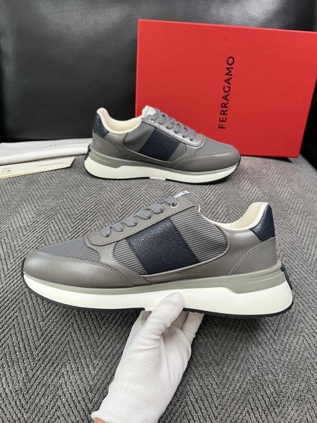 Ferragamo  高品质  顶级工艺品  菲拉格慕   专柜同步发售原厂配置，意大利进口原版牛皮，进口水染牛里 ，鞋