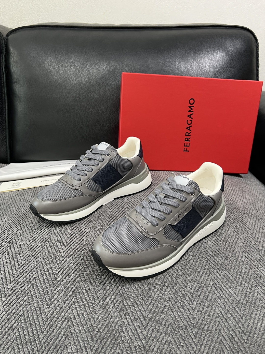 Ferragamo  高品质  顶级工艺品  菲拉格慕   专柜同步发售原厂配置，意大利进口原版牛皮，进口水染牛里 ，鞋