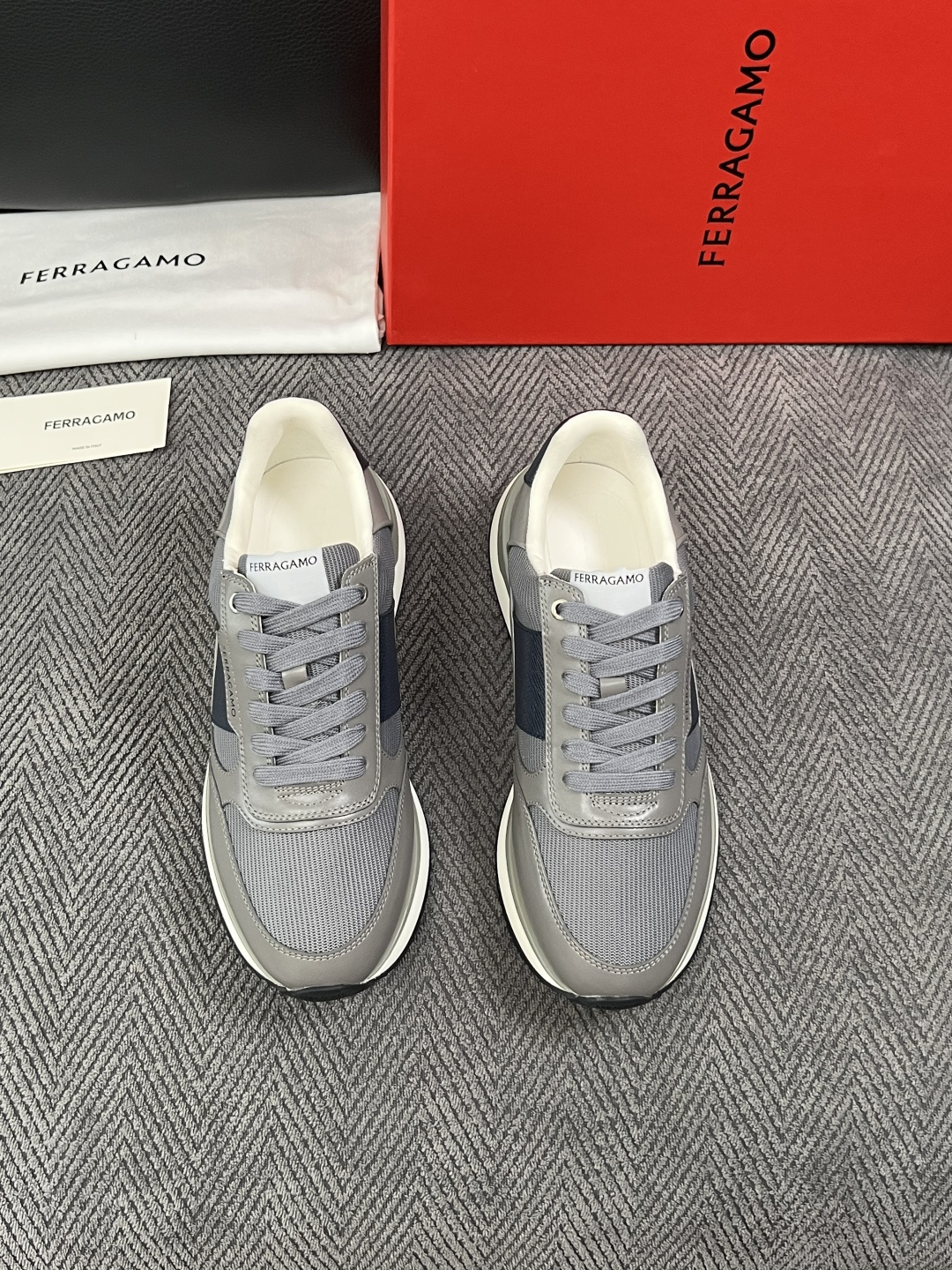 Ferragamo  高品质  顶级工艺品  菲拉格慕   专柜同步发售原厂配置，意大利进口原版牛皮，进口水染牛里 ，鞋