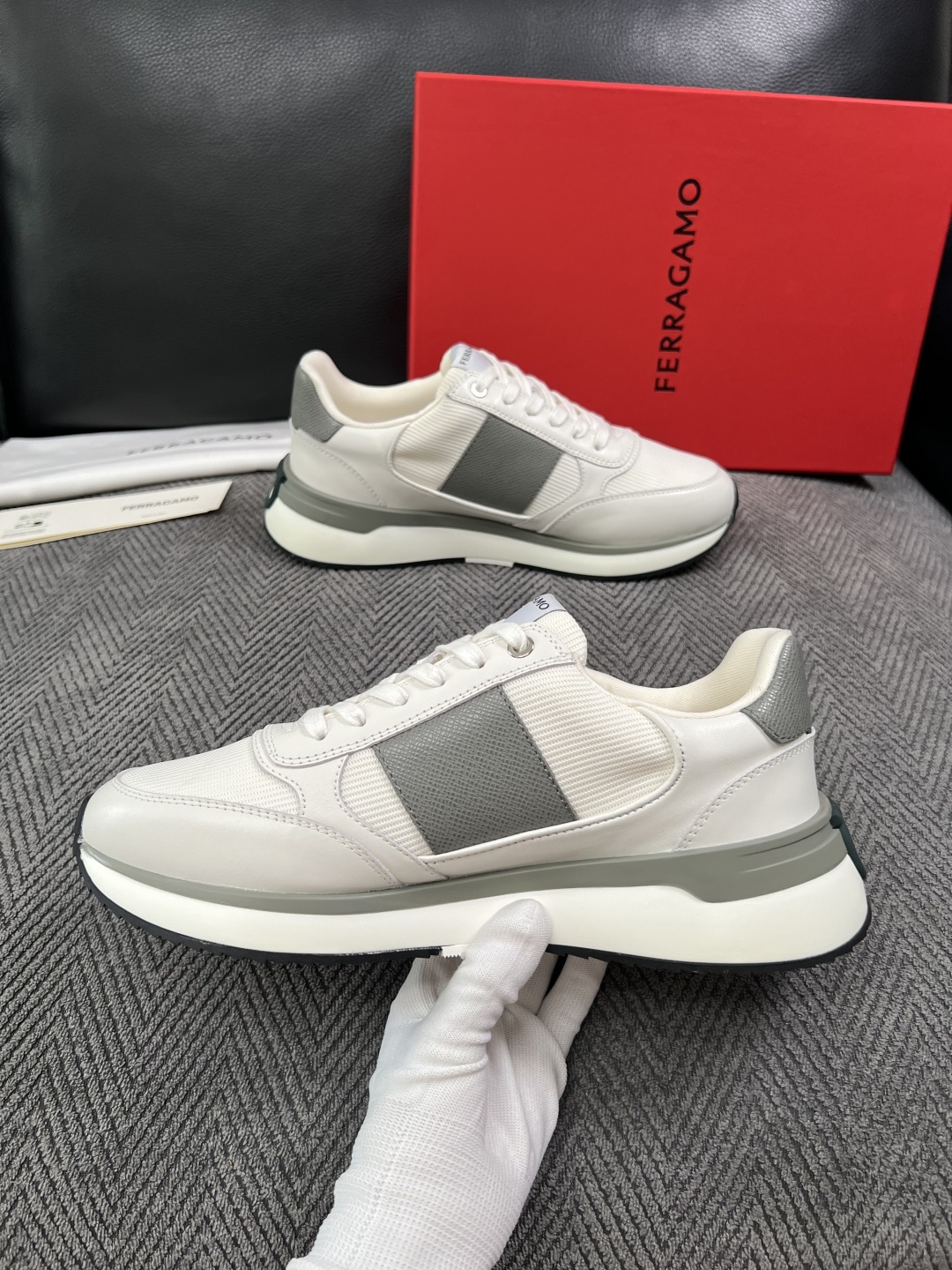 Ferragamo  高品质  顶级工艺品  菲拉格慕   专柜同步发售原厂配置，意大利进口原版牛皮，进口水染牛里 ，鞋