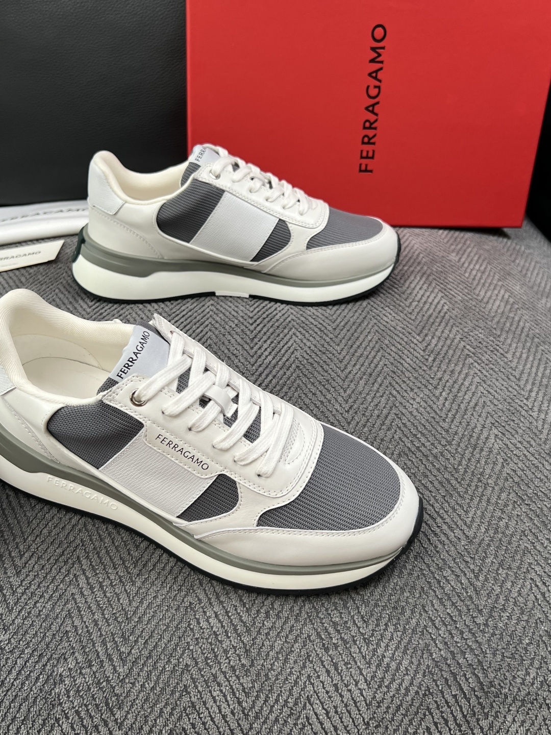 Ferragamo  高品质  顶级工艺品  菲拉格慕   专柜同步发售原厂配置，意大利进口原版牛皮，进口水染牛里 ，鞋