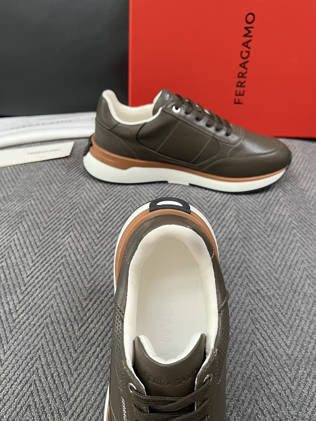 Ferragamo  高品质  顶级工艺品  菲拉格慕   专柜同步发售原厂配置，意大利进口原版牛皮，进口水染牛里 ，鞋