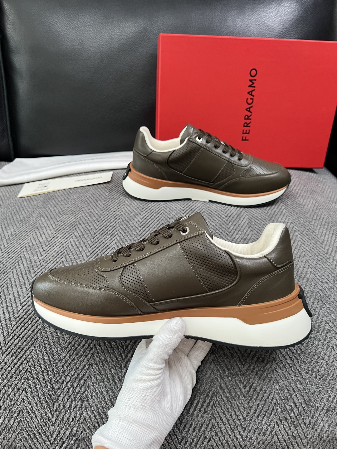 Ferragamo  高品质  顶级工艺品  菲拉格慕   专柜同步发售原厂配置，意大利进口原版牛皮，进口水染牛里 ，鞋