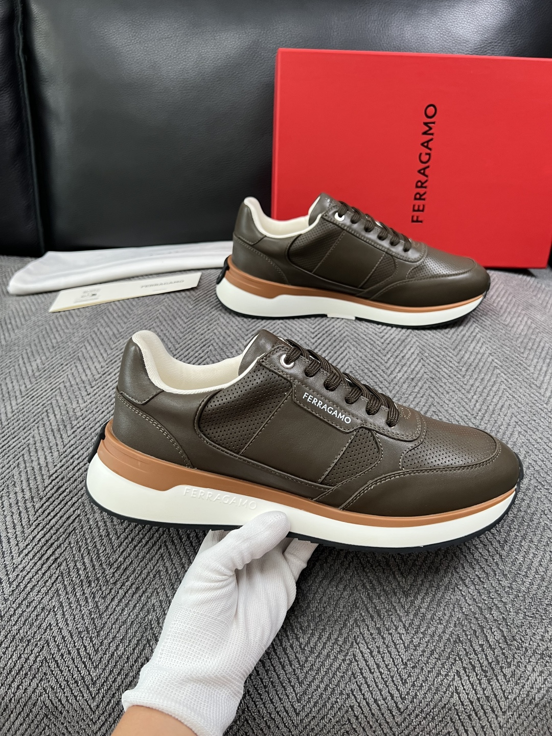 Ferragamo  高品质  顶级工艺品  菲拉格慕   专柜同步发售原厂配置，意大利进口原版牛皮，进口水染牛里 ，鞋