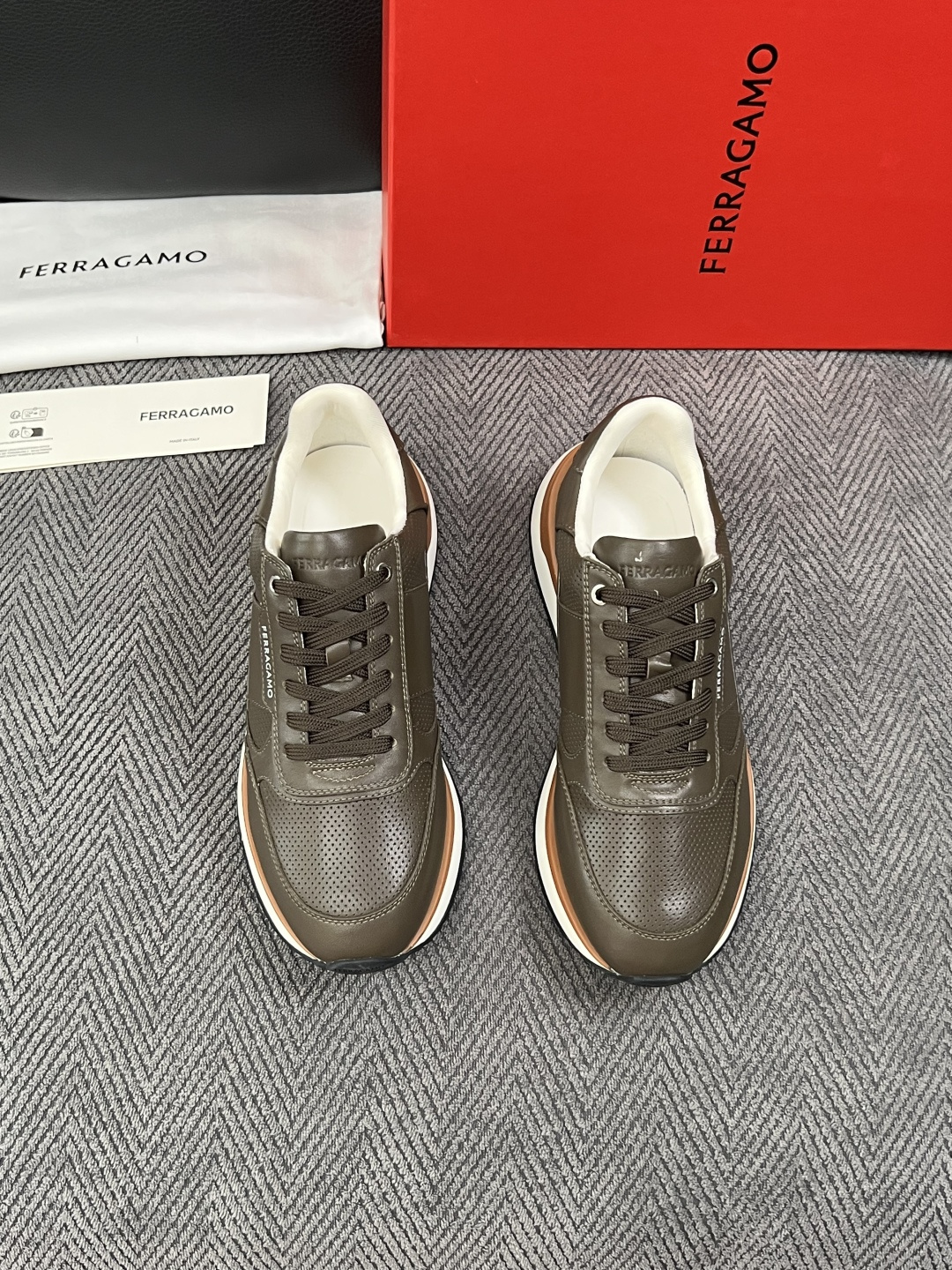 Ferragamo  高品质  顶级工艺品  菲拉格慕   专柜同步发售原厂配置，意大利进口原版牛皮，进口水染牛里 ，鞋