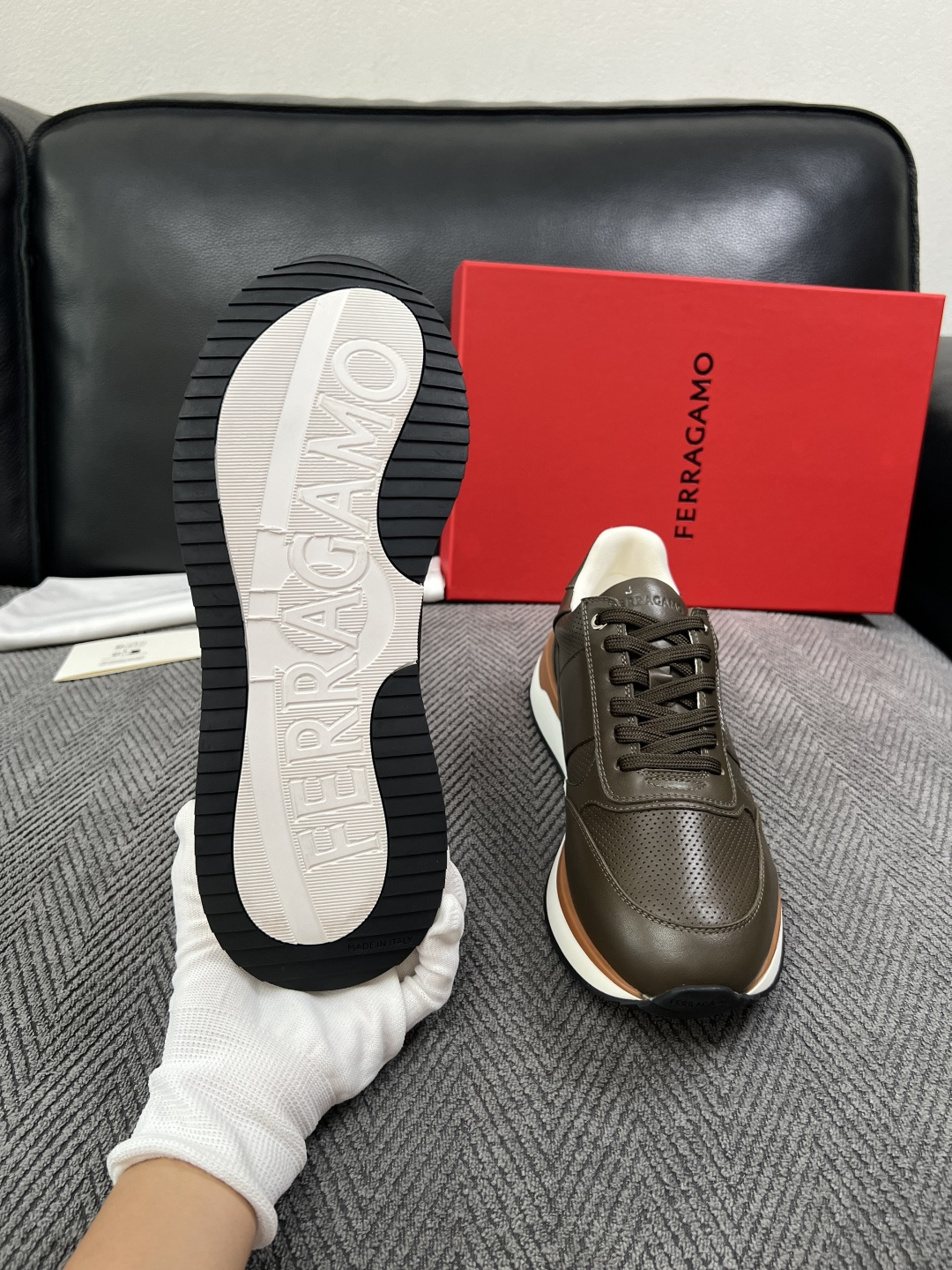 Ferragamo  高品质  顶级工艺品  菲拉格慕   专柜同步发售原厂配置，意大利进口原版牛皮，进口水染牛里 ，鞋