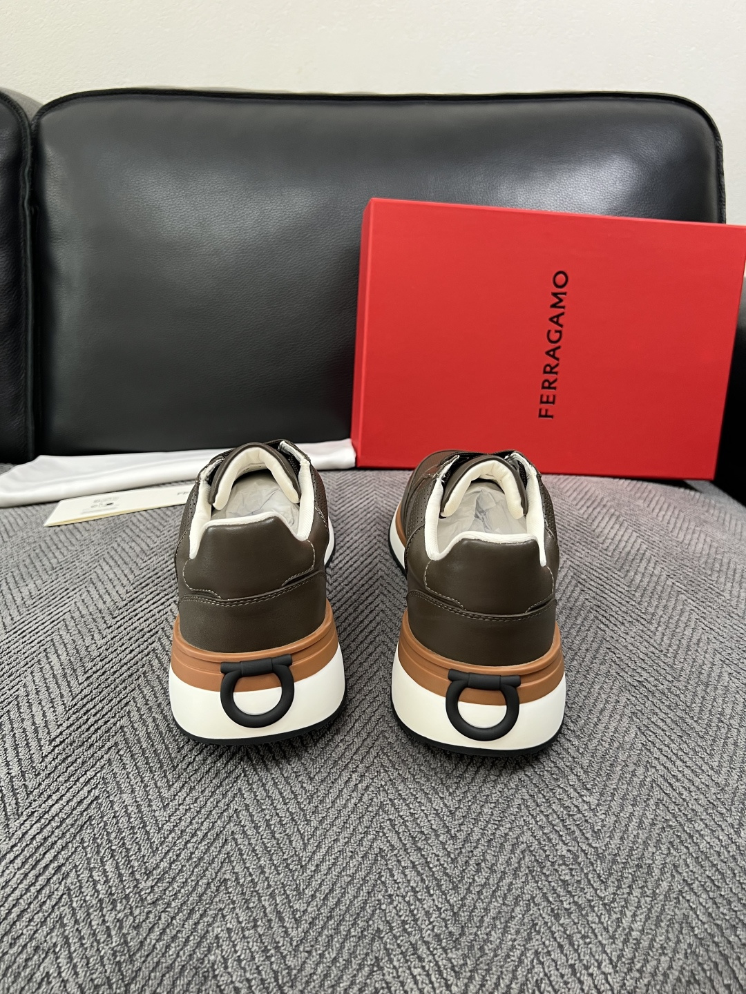 Ferragamo  高品质  顶级工艺品  菲拉格慕   专柜同步发售原厂配置，意大利进口原版牛皮，进口水染牛里 ，鞋
