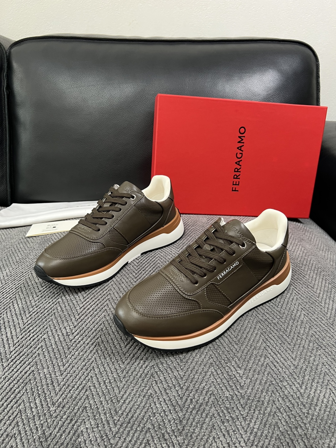 Ferragamo  高品质  顶级工艺品  菲拉格慕   专柜同步发售原厂配置，意大利进口原版牛皮，进口水染牛里 ，鞋