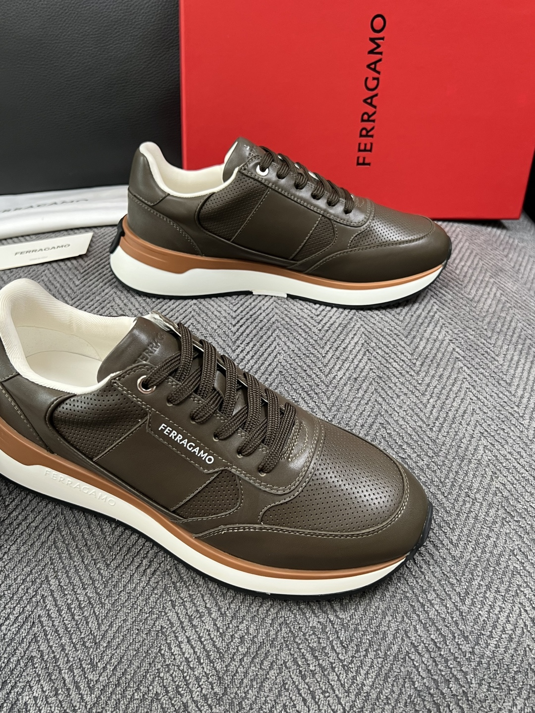 Ferragamo  高品质  顶级工艺品  菲拉格慕   专柜同步发售原厂配置，意大利进口原版牛皮，进口水染牛里 ，鞋
