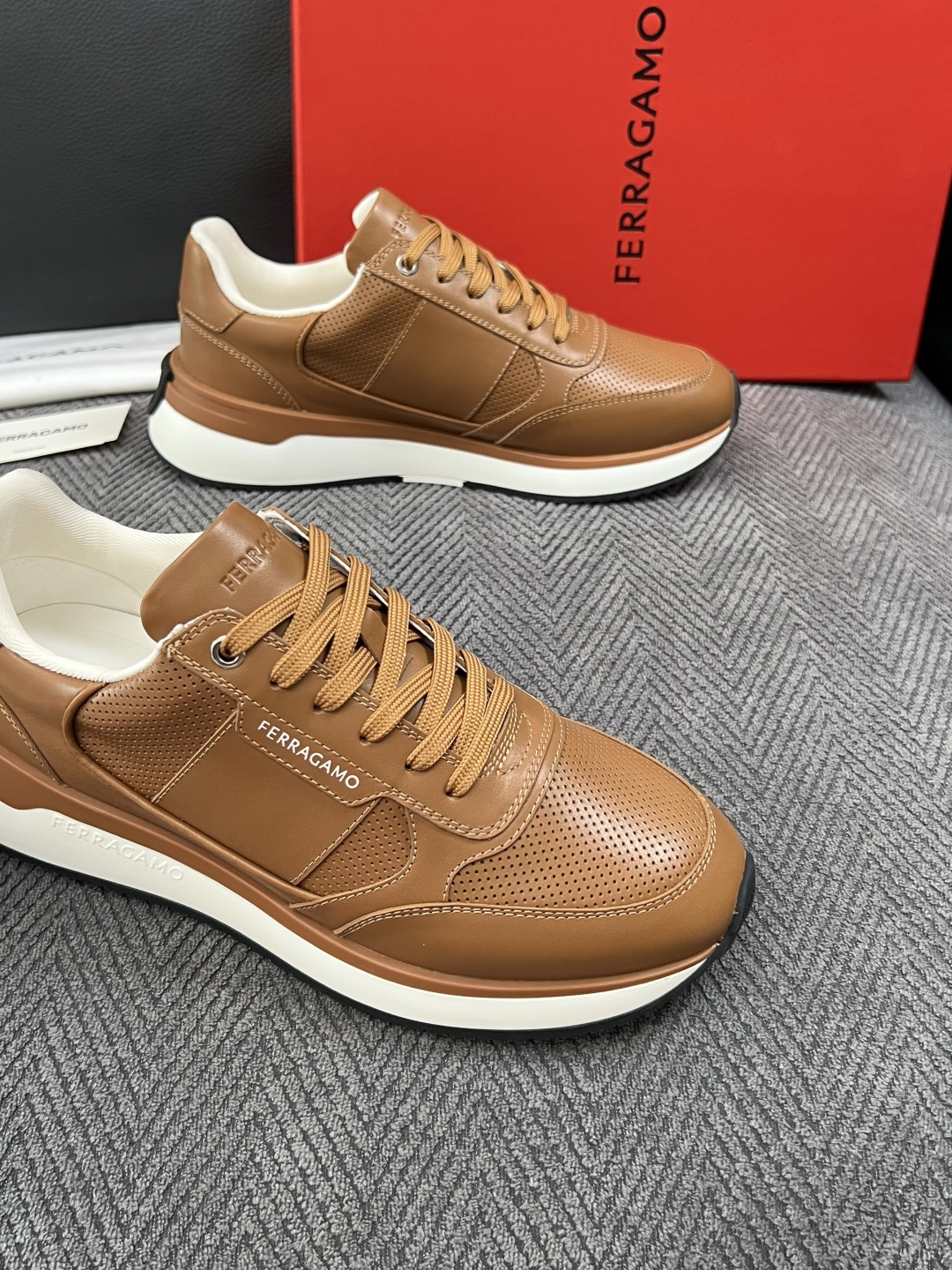 Ferragamo  高品质  顶级工艺品  菲拉格慕   专柜同步发售原厂配置，意大利进口原版牛皮，进口水染牛里 ，鞋