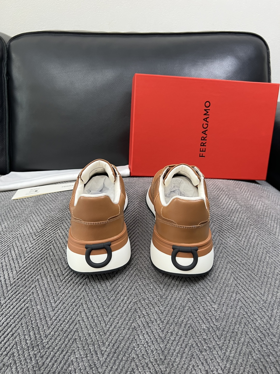 Ferragamo  高品质  顶级工艺品  菲拉格慕   专柜同步发售原厂配置，意大利进口原版牛皮，进口水染牛里 ，鞋