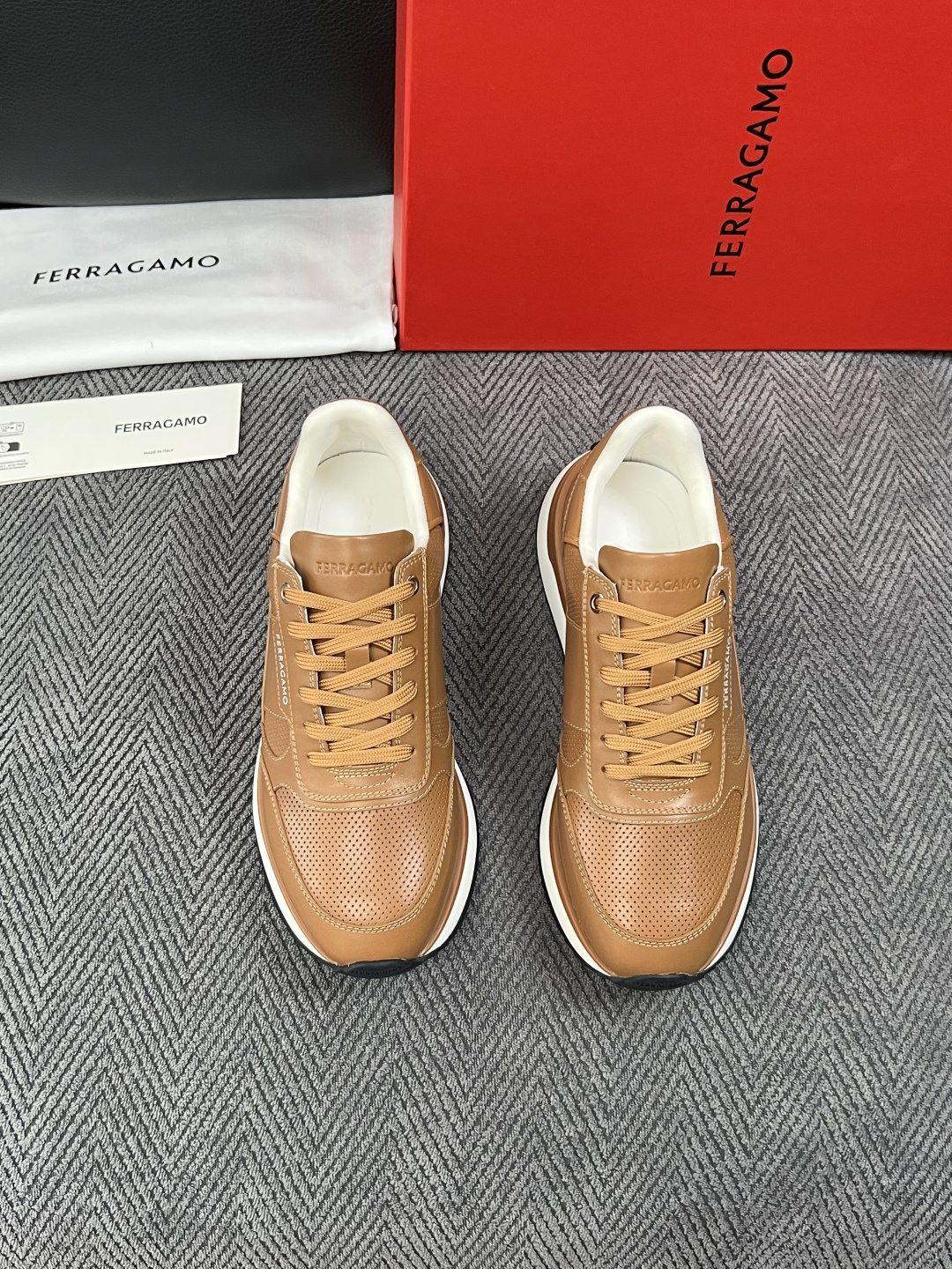 Ferragamo  高品质  顶级工艺品  菲拉格慕   专柜同步发售原厂配置，意大利进口原版牛皮，进口水染牛里 ，鞋