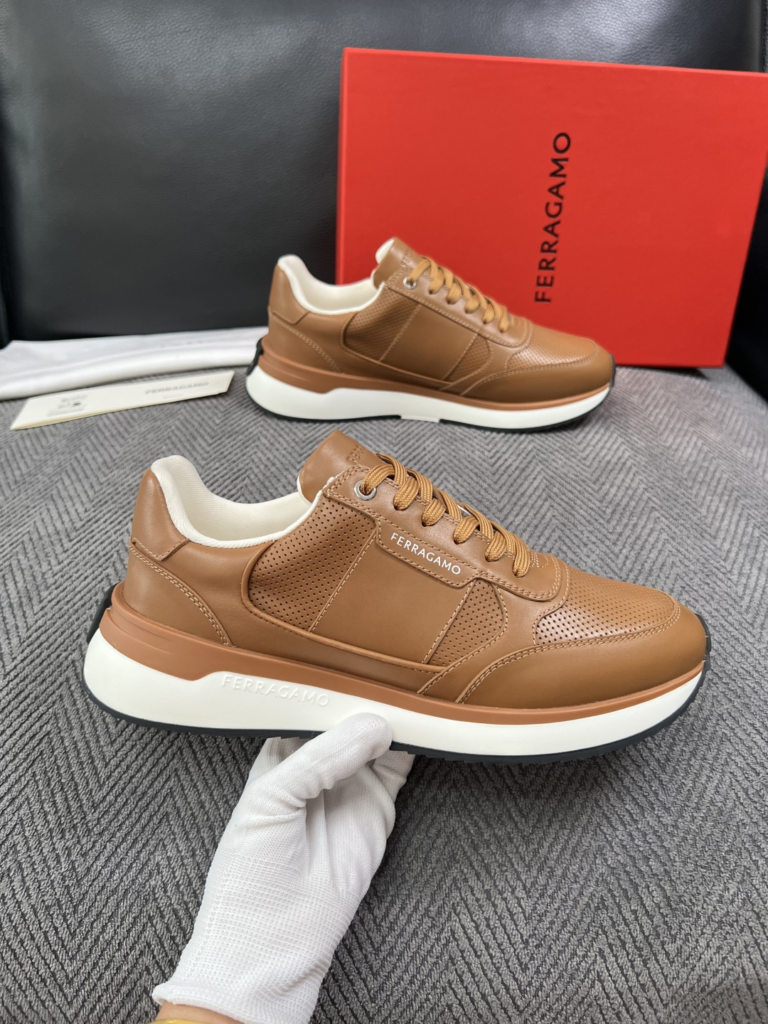 Ferragamo  高品质  顶级工艺品  菲拉格慕   专柜同步发售原厂配置，意大利进口原版牛皮，进口水染牛里 ，鞋