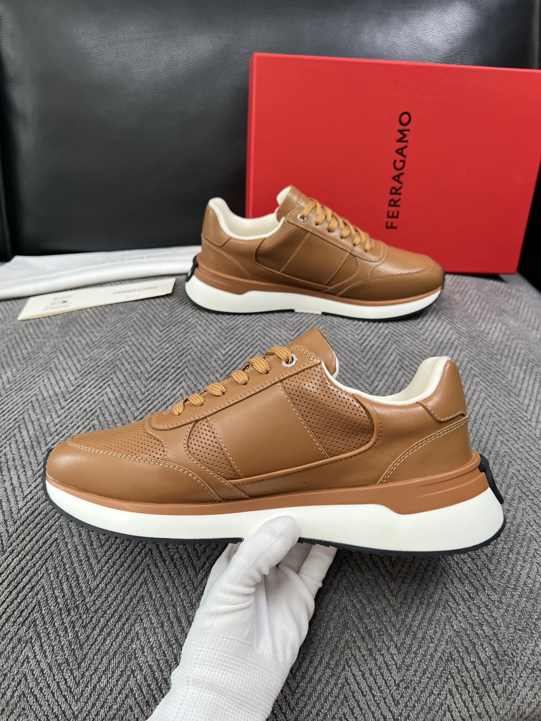 Ferragamo  高品质  顶级工艺品  菲拉格慕   专柜同步发售原厂配置，意大利进口原版牛皮，进口水染牛里 ，鞋
