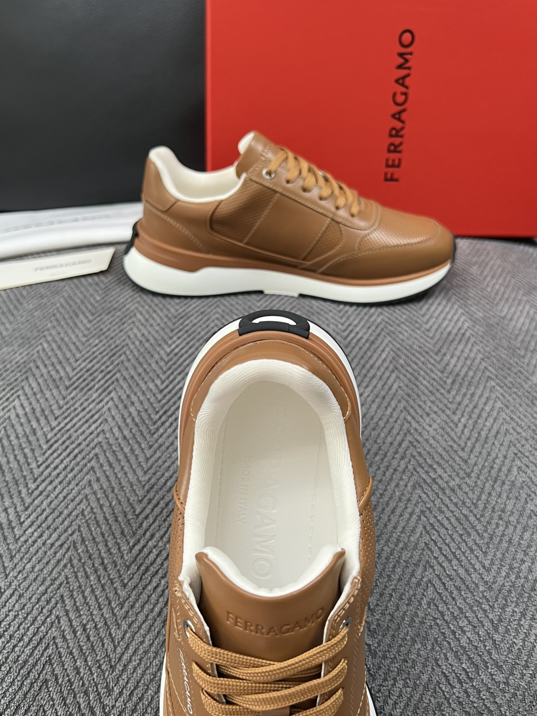 Ferragamo  高品质  顶级工艺品  菲拉格慕   专柜同步发售原厂配置，意大利进口原版牛皮，进口水染牛里 ，鞋