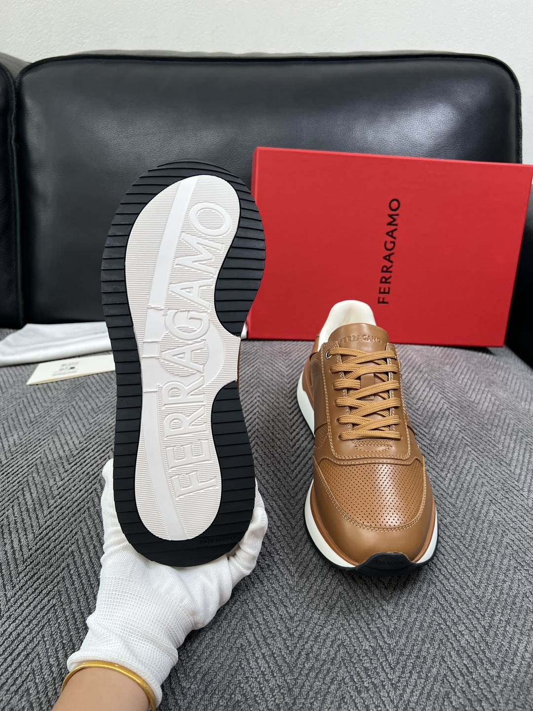 Ferragamo  高品质  顶级工艺品  菲拉格慕   专柜同步发售原厂配置，意大利进口原版牛皮，进口水染牛里 ，鞋