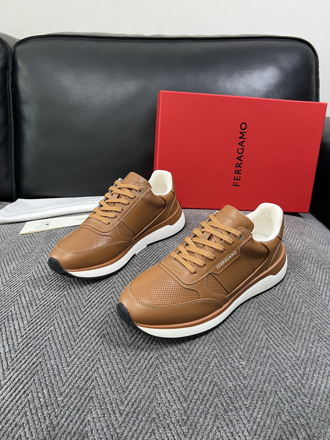 Ferragamo  高品质  顶级工艺品  菲拉格慕   专柜同步发售原厂配置，意大利进口原版牛皮，进口水染牛里 ，鞋