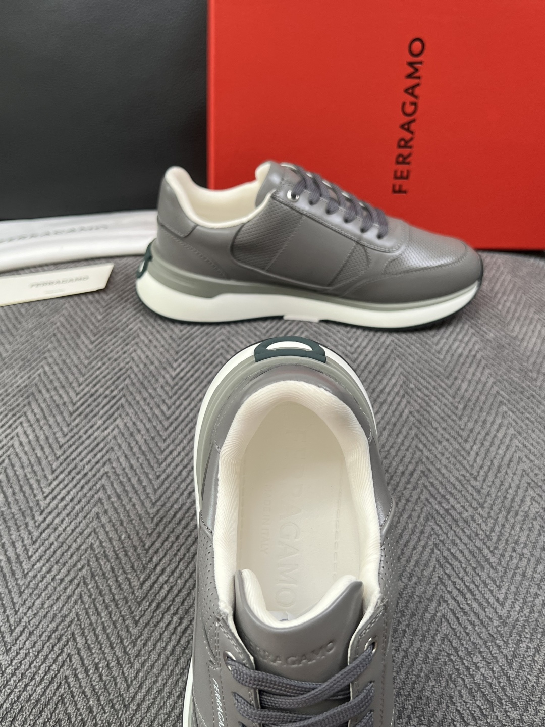 Ferragamo  高品质  顶级工艺品  菲拉格慕   专柜同步发售原厂配置，意大利进口原版牛皮，进口水染牛里 ，鞋