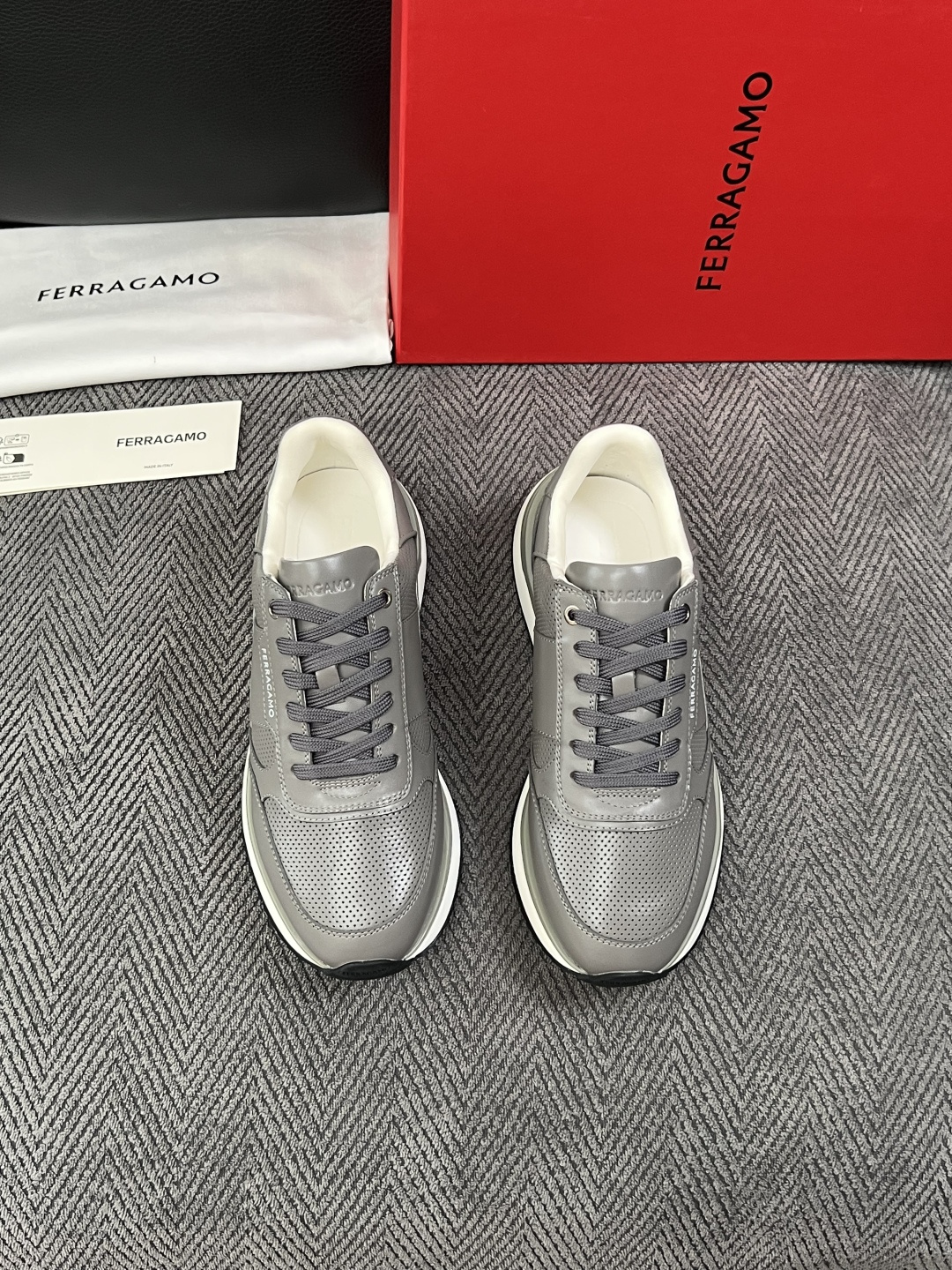 Ferragamo  高品质  顶级工艺品  菲拉格慕   专柜同步发售原厂配置，意大利进口原版牛皮，进口水染牛里 ，鞋