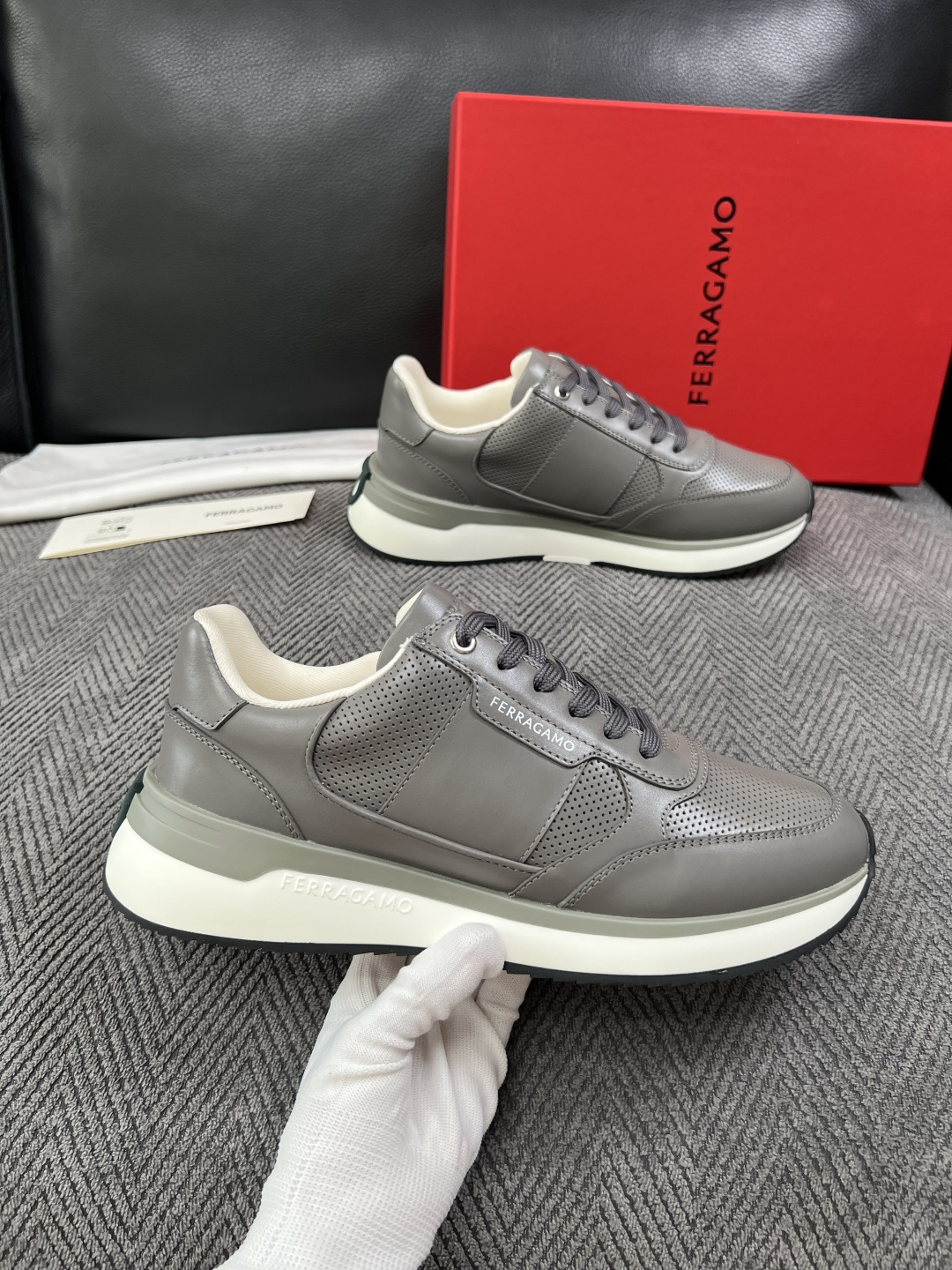Ferragamo  高品质  顶级工艺品  菲拉格慕   专柜同步发售原厂配置，意大利进口原版牛皮，进口水染牛里 ，鞋