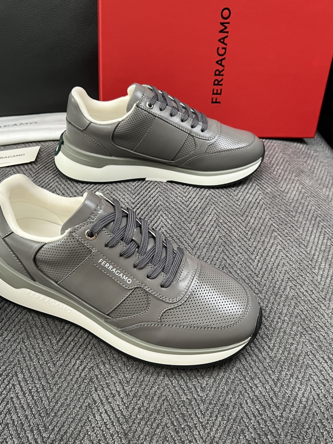 Ferragamo  高品质  顶级工艺品  菲拉格慕   专柜同步发售原厂配置，意大利进口原版牛皮，进口水染牛里 ，鞋