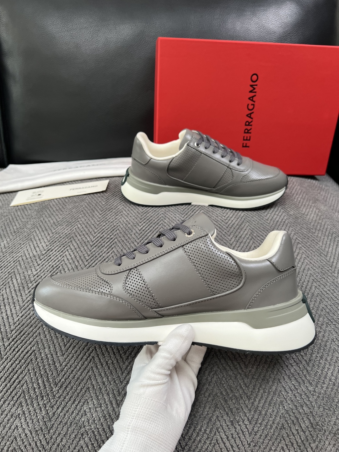 Ferragamo  高品质  顶级工艺品  菲拉格慕   专柜同步发售原厂配置，意大利进口原版牛皮，进口水染牛里 ，鞋