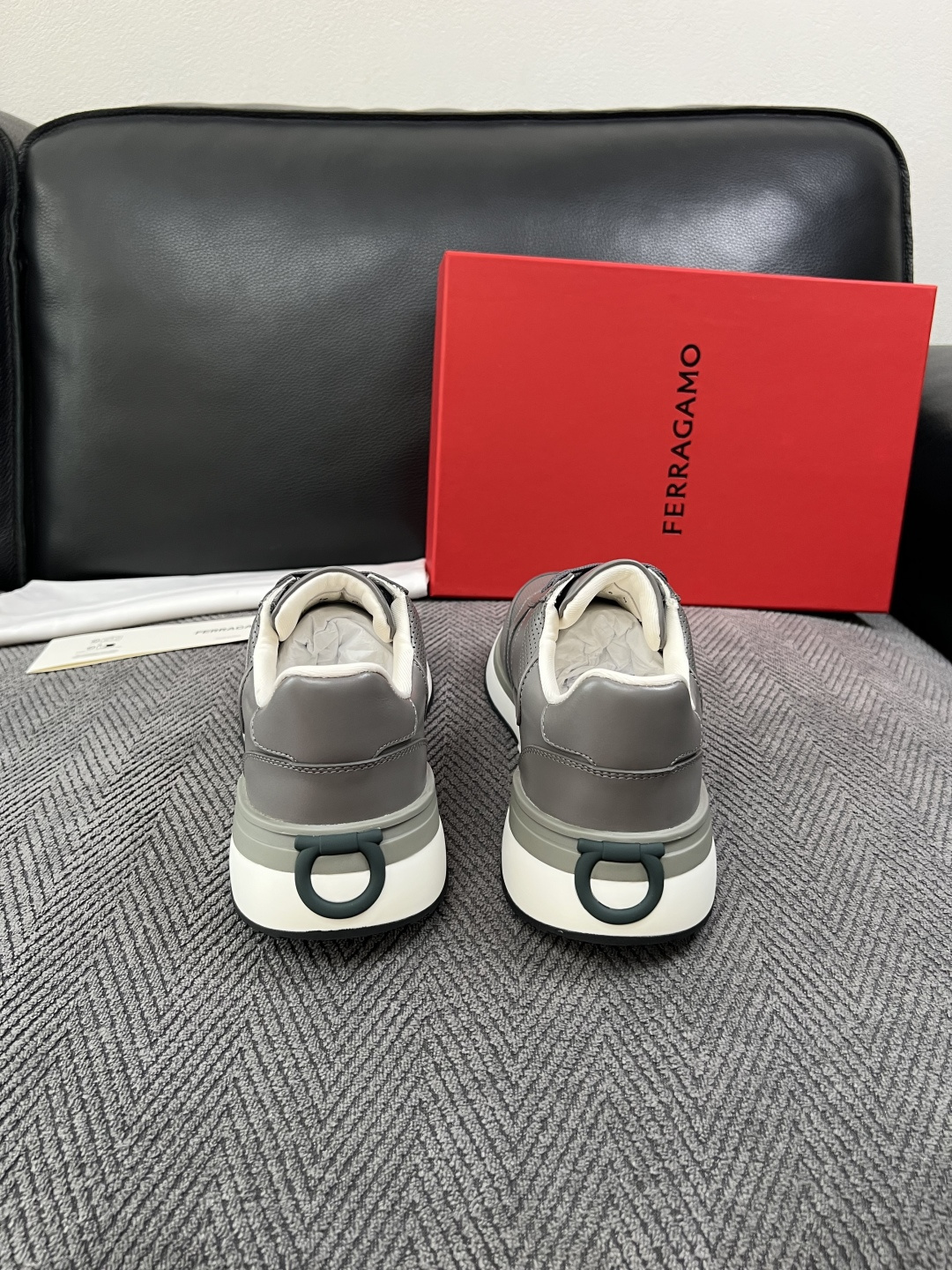 Ferragamo  高品质  顶级工艺品  菲拉格慕   专柜同步发售原厂配置，意大利进口原版牛皮，进口水染牛里 ，鞋